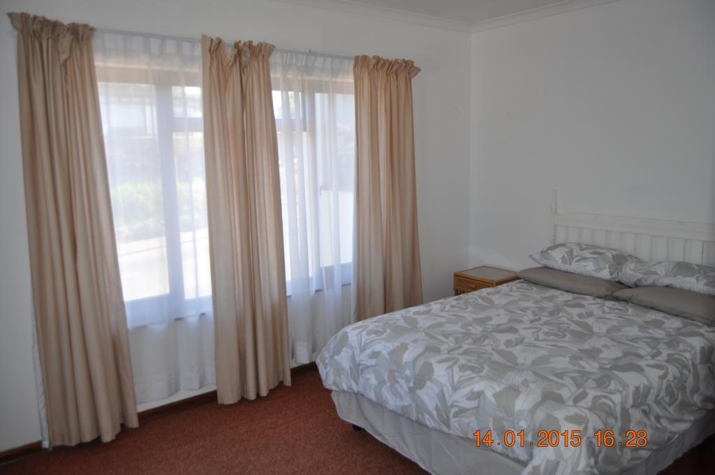 Backpacker Apartments Plettenberg Bay Quarto foto